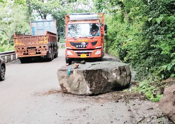 केशकाल घाटी में चट्टान सडक़ में गिरा, बड़ी दुर्घटना टली
