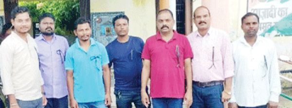 नपं के कर्मियों ने काली पट्टी लगा किया प्रदर्शन