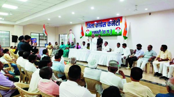 बैज के सामने कार्यकर्ताओं का हंगामा