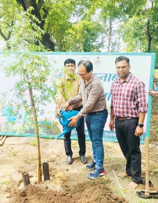 कलेक्टर ने लगाए नीम  व बेल के पौधे