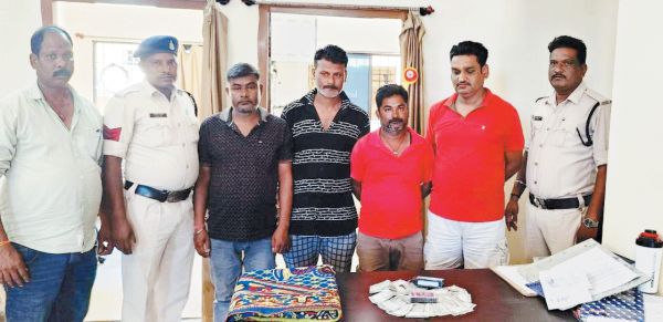 घर में जुआ, 4 जुआरी पकड़ाए, शराब जब्त