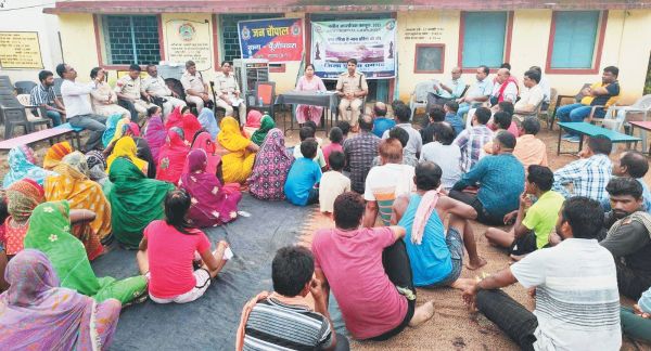 नायब तहसीलदार व टीआई ने दी नए कानूनों की जानकारी, सुनी समस्याएं