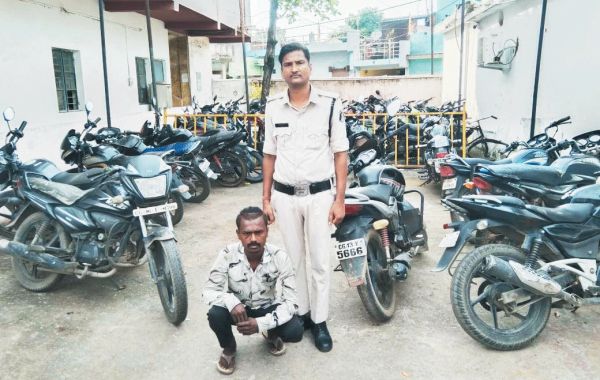 बाइक से पेट्रोल चोरी, गिरफ्तार
