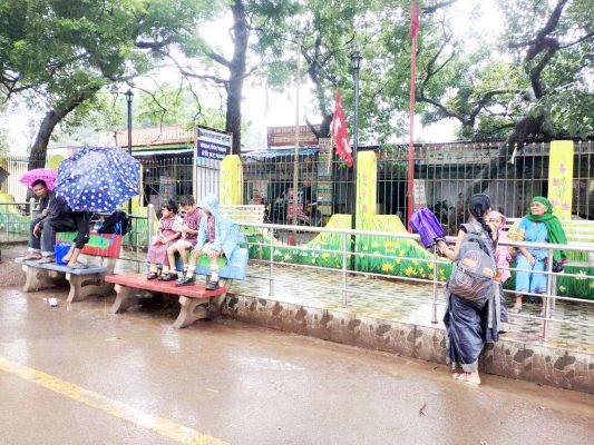 यात्री प्रतीक्षालय नहीं, बारिश में भीगते बसों का इंतजार करने मजबूर