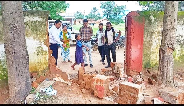 स्कूल की बाउंड्रीवॉल   गिरा, कमार छात्रा की मौत