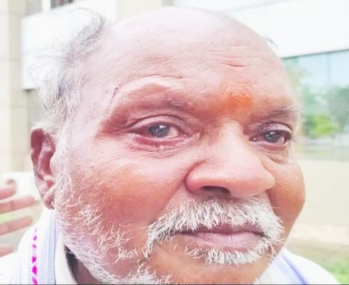 धोखाधड़ी कर बड़े बेटे के नाम कर दी जमीन, पिता को अब खाना नसीब नहीं