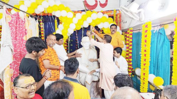 पूजा-अर्चना के बीच श्रद्धालुओं  ने मनाई गुरु पूर्णिमा