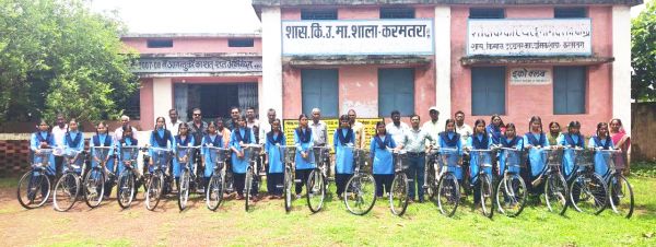 साइकिल पाकर बालिकाओं ने सुनाये अनुभव