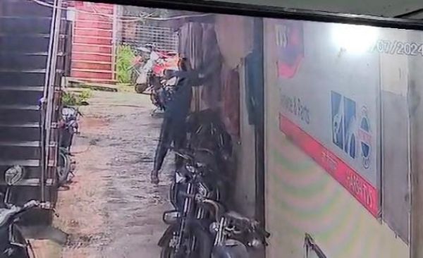 बेशकीमती सामानों को छोड़ चड्डी चोरी 