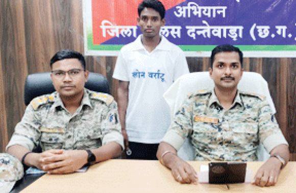 5 लाख के ईनामी नक्सली का समर्पण