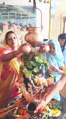 सावन का पहला सोमवार: जलाभिषेक के लिए शिवालयों में उमड़े भक्त