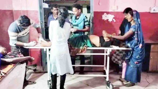 पिकअप पलटने से आधे दर्जन  से अधिक महिलाएं घायल