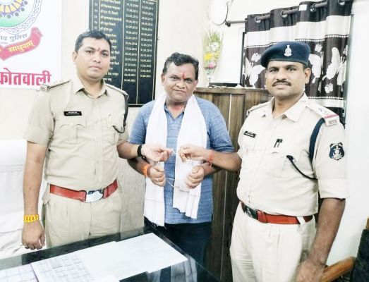 ढाबा के पास मिली एक लाख की 2 सोने की चेन, थाने को सौंपा