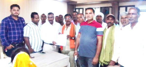 लावारिस पशुओं से फसल को बचाने की मांग