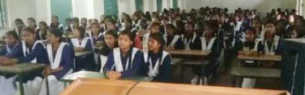 छात्राओं को मौसमी बीमारियों से बचाव के उपाय बताए गए