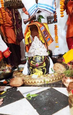 बारिश के बीच श्रद्धालुओं ने किया भुवनेश्वर नाथ महादेव का जलाभिषेक