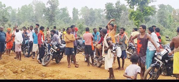 हाथी ने ग्रामीण को कुचल मार डाला, एक बाल-बाल बचा