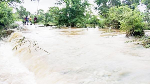 उफनते नाले को पार कर रही कार बही