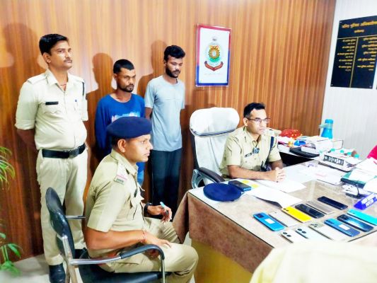 13 मोबाइल संग 2 आरोपी गिरफ्तार
