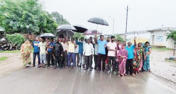 परिसीमन पर आमदीवासियों  को आपत्ति, बारिश में प्रदर्शन