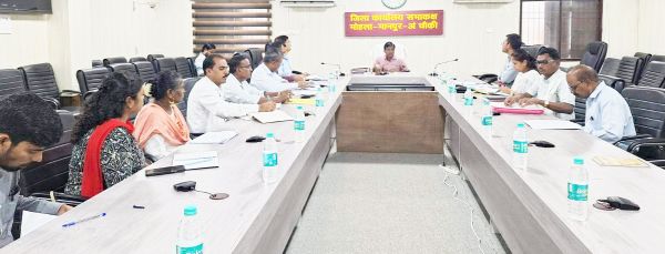 कलेक्टर ने ली अफसरों की बैठक