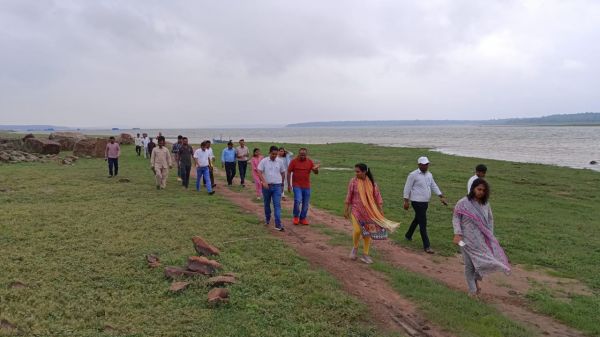 कलेक्टर ने फुटहामुड़ा वेटलैंड  क्षेत्र का किया निरीक्षण