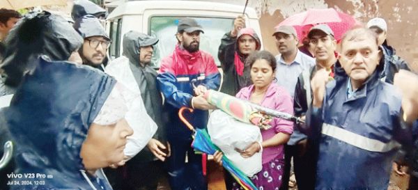 आपदा प्रभावितों की इंटक ने की मदद