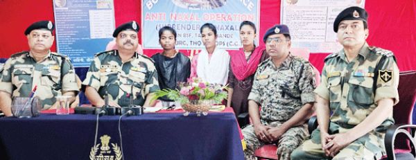 ईनामी तीन महिला नक्सलियों का समर्पण