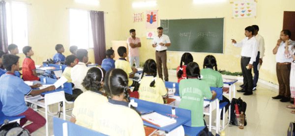 एकलव्य और पहाड़ी कोरवा आवासीय विद्यालय का निरीक्षण