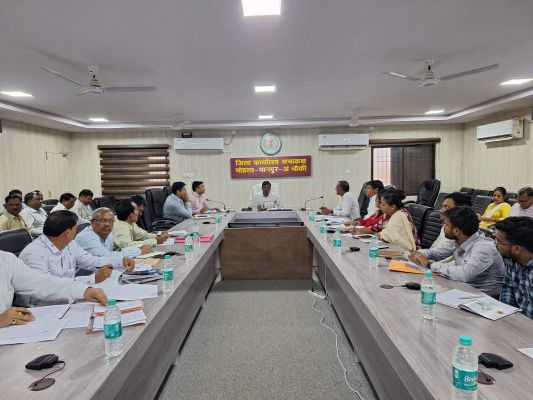 कलेक्टर ने लंबित कार्यों  पर जताई नाराजगी