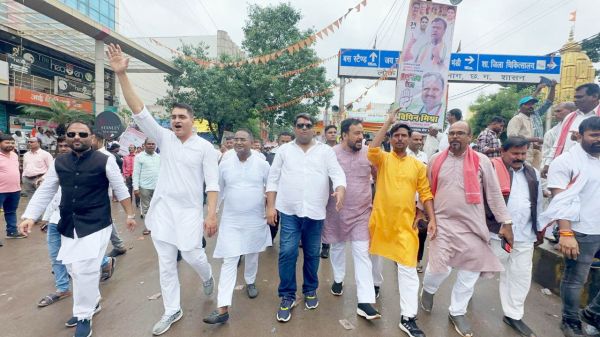 मुदलियार की अगुवाई में आंदोलन में शामिल हुए सैकड़ों कांग्रेसी