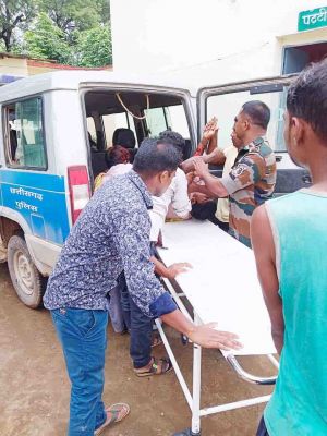 बिजली खंभे पर चढ़ा युवक, करंट से झुलसा