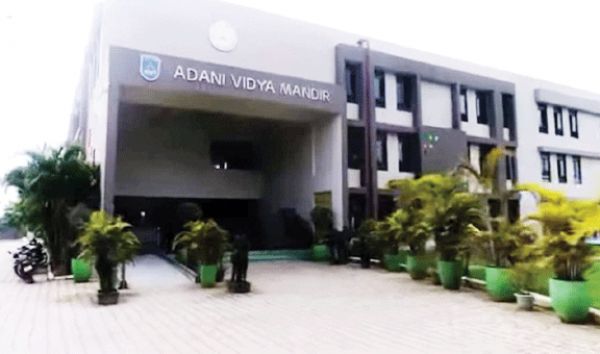 चौथी के दो छात्रों को  शिक्षक ने पीटा, धमकी भी