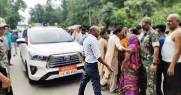 बेजा कब्जा हटाने का विरोध, कलेक्टर की गाड़ी रोकी