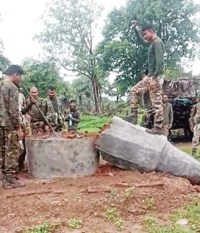 नक्सल स्मारक को पुलिस टीम ने किया ध्वस्त