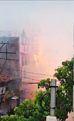 शहर के बीच ट्रांसफार्मर में धमाका बिजली गुल से व्यापारी परेशान
