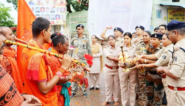 पुलिस ने कांवडिय़ों का किया स्वागत