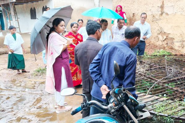 उल्टी-दस्त प्रभावित गांव का  निरीक्षण
