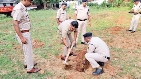 एसपी ने थाना रामानुजगंज परिसर में किया पौधरोपण