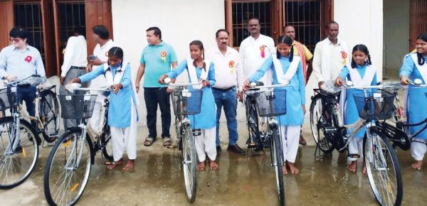 संकुल स्तरीय शाला प्रवेश उत्सव, साइकिल वितरण कर पौधारोपण