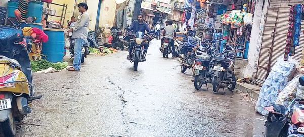 काले शीशे की गाडिय़ां दौड़ रही हैं सडक़ों पर, चरमराई यातायात व्यवस्था