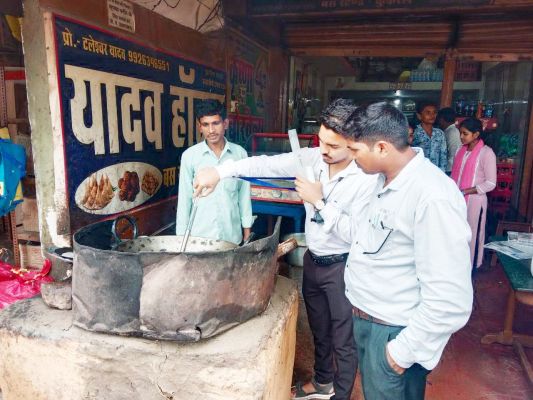 17 दुकानों का निरीक्षण, 74 नमूने की जांच, अफसरों को मिले 5 अवमानक 