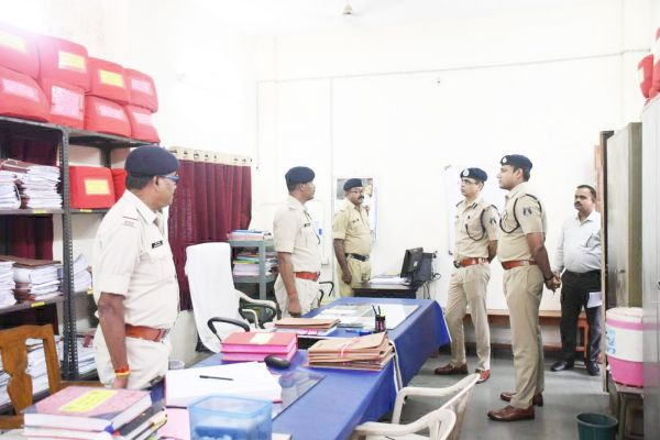 पुलिस महानिरीक्षक ने किया एसपी कार्यालय व थानों का निरीक्षण