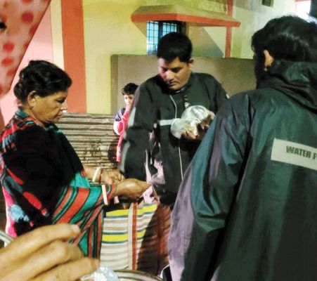 जिला प्रशासन व एनएमडीसी टीम पहुंचा रही राहत