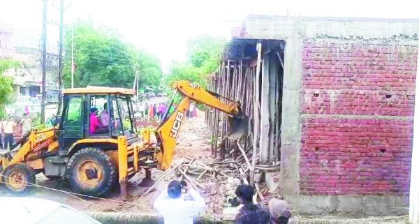 सरकारी जमीन से अवैध कब्जा हटाने पहुंचा प्रशासनिक अमला