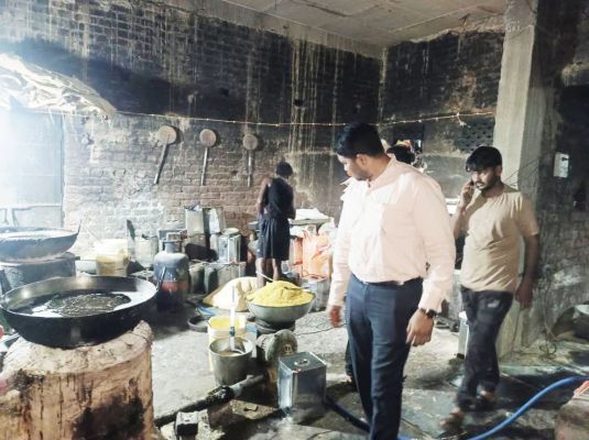 मिठाई कारखाना में खाद्य विभाग की दबिश, अनियमितता मिली