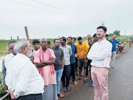 कलेक्टर ने बाढ़ क्षेत्र का किया अवलोकन, प्रभावितों से मुलाकात