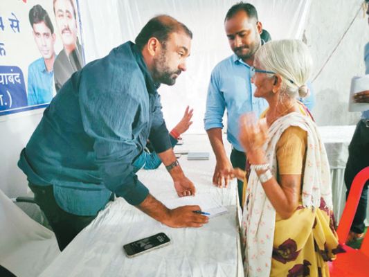 जन समस्या निवारण शिविर, बरसते पानी में फरियाद लेकर पहुंचे लोग