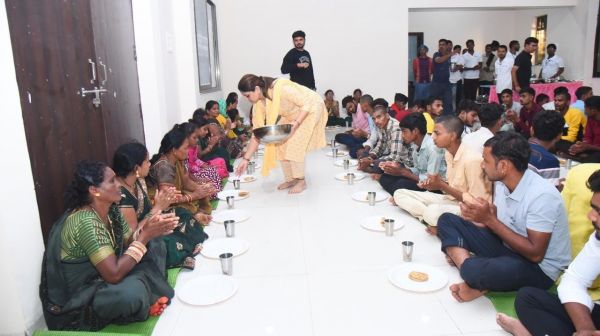 विधायक ने कबीरधाम से अमरकंटक पधारे कांवड़ यात्रियों और श्रद्धालुओं की सेवा की