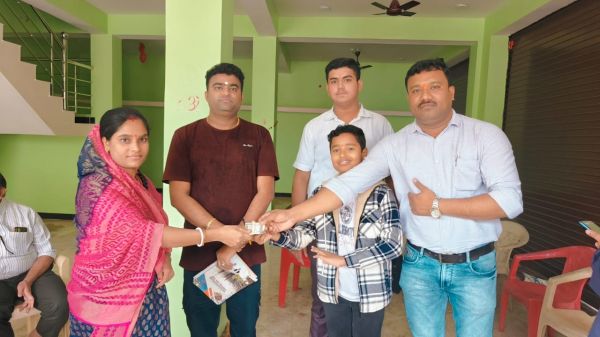 समाज सेवक ने आपदा पीडि़तों को दी 10-10 हजार की सहायता राशि, जताया आभार